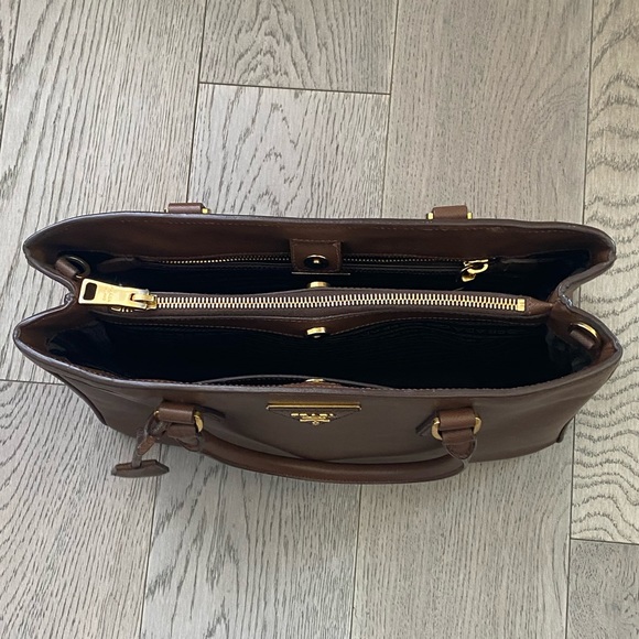 ❌SOLD ❌ Prada Saffiano Lux Medium Bag - Picture 3 of 8